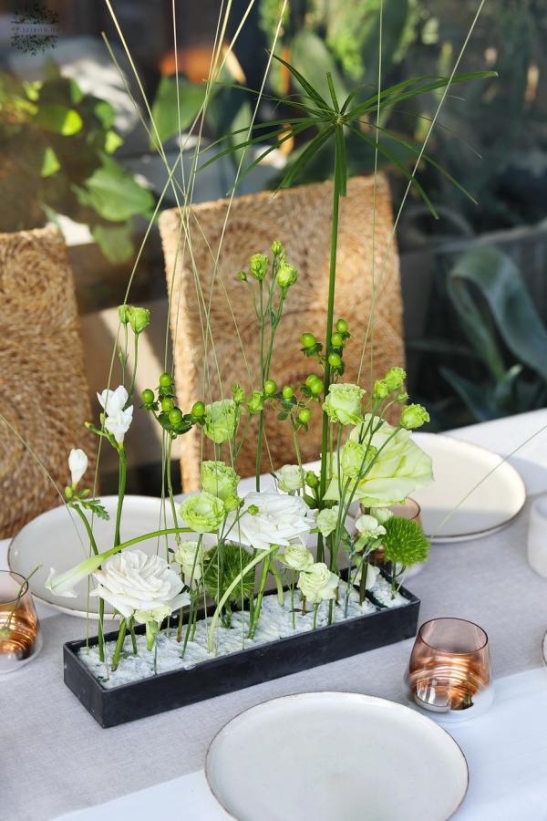 Luftig moderne Hochzeits-/Event-Tischdeko für lange Tafel (Grün, Weiß, Rose, Calla, Freesie, Lisianthus)