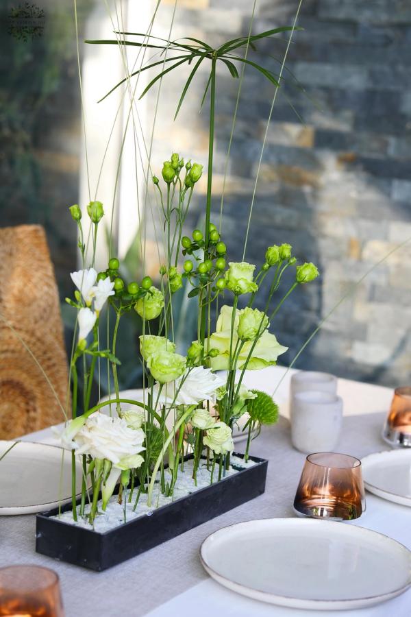 Luftig moderne Hochzeits-/Event-Tischdeko für lange Tafel (Grün, Weiß, Rose, Calla, Freesie, Lisianthus)