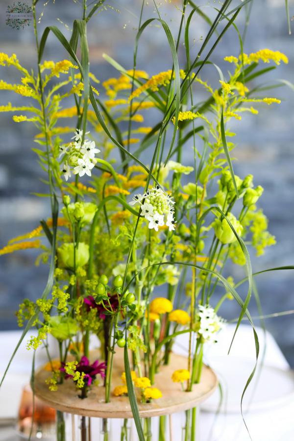 Légies modern esküvői, rendezvény asztaldísz mezei jellegű virágokkal, fiolás alapban  (sárga, orithogalum, liziantusz, krizi, szezonvirág)