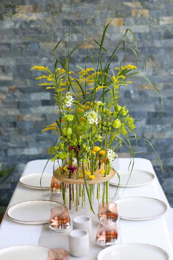 Légies modern esküvői, rendezvény asztaldísz mezei jellegű virágokkal, fiolás alapban  (sárga, orithogalum, liziantusz, krizi, szezonvirág)