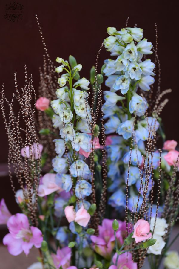 Luftige Blumenschale mit Delphinium, Lisianthus, PerlKätzchen, Schnecken