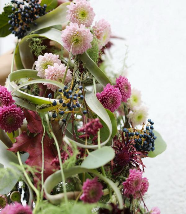 Leomló menyasszonyi csokor bordó - halványzöld színekben (santini krizi, scabiosa, tillandsia)