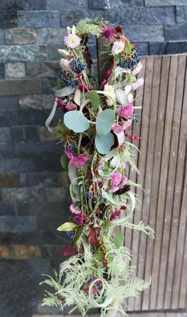 Leomló menyasszonyi csokor bordó - halványzöld színekben (santini krizi, scabiosa, tillandsia)