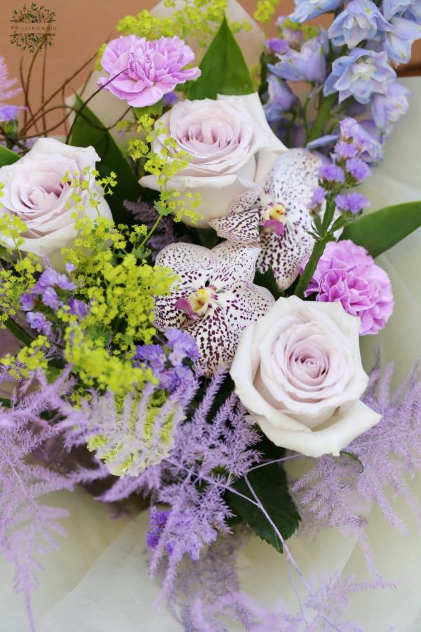 Lavendelvioletter Strauß mit Orchideen, Rittersporn und Rosen