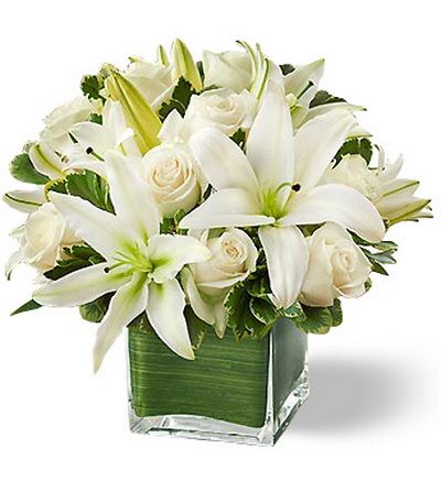 Weiße Rosen mit Lilien in Glaskubus (15 Stämme)