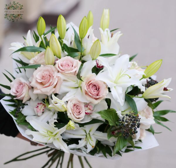 Großer weißer Strauß mit Rosen, Lilien und Cymbidien