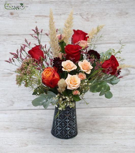 warmefarbene Blumen in Blechkanne (13 St)