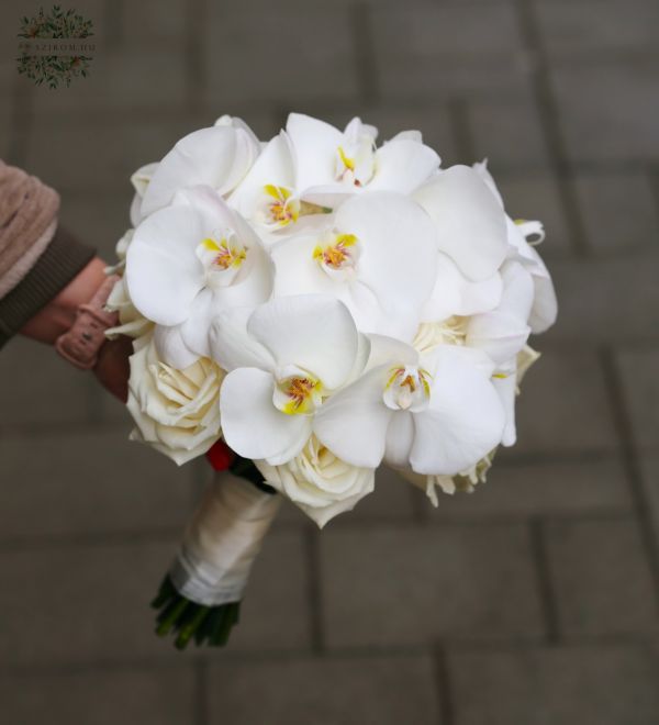 menyasszonyi csokor fehér rózsából és Phalaenopsis orchideából