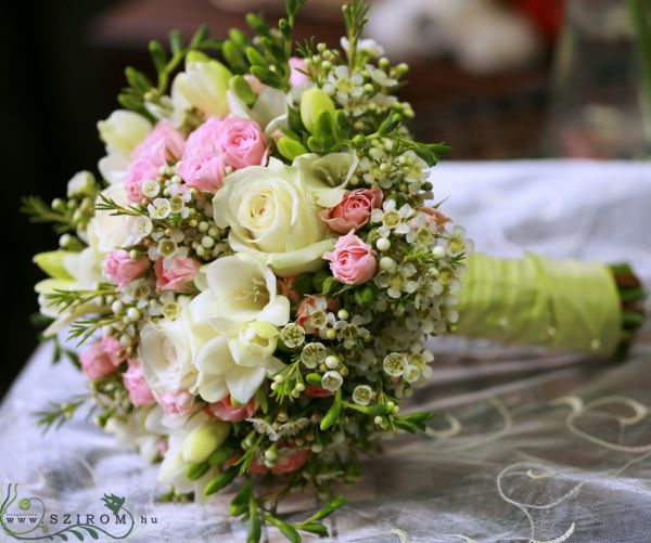 menyasszonyi csokor (bokros rózsa, frézia, viaszvirág, fehér, rózsaszín)