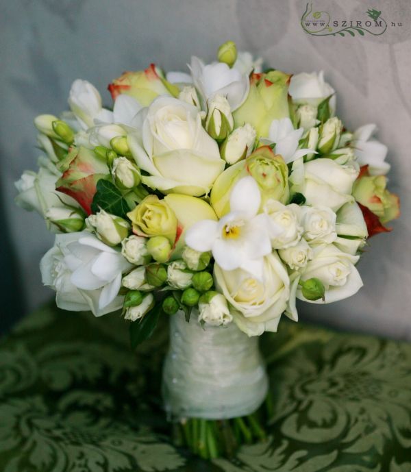 menyasszonyi csokor (rózsa, mini rózsa, frézia, sárga, fehér, krém)