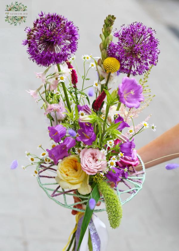 Airy bouquet of wildflowers with English roses, in a woolen cord bouquet base