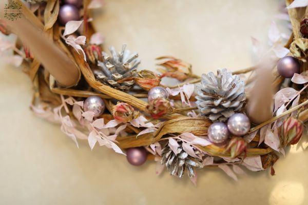 Modern adventi koszorú vizililiom szár alapon, pasztell színekkel (35cm)