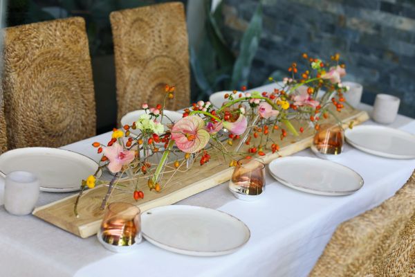 Moderne Tischdekoration mit Röhrchen, für Hochzeiten und Events (Hagebutte, Orchidee, Calla, Anthurie, Rosa, Pfirsich, Rot)