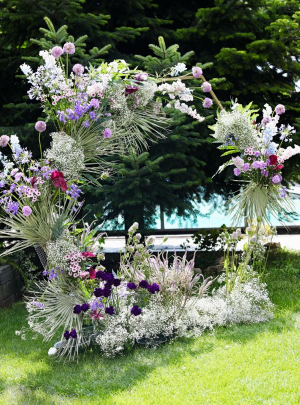 Modern hatszögletű boldogságkapu lila virágokkal (Budapest, agapantusz, delphinium, allium, anthurium, rezgő, szegfű)