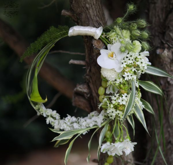Modern hoop bouquet with one-sided decoration (ornithogalum, delphinium, alstroemeria, calla, white)