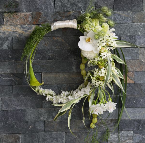 Modern hoop bouquet with one-sided decoration (ornithogalum, delphinium, alstroemeria, calla, white)