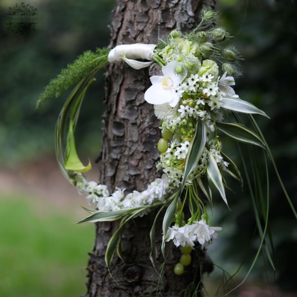 Modern hoop bouquet with one-sided decoration (ornithogalum, delphinium, alstroemeria, calla, white)