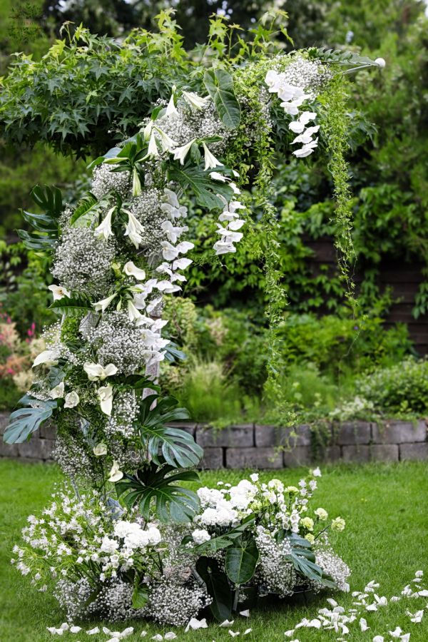 Moderner Blumentor mit weißen Blüten, Orchidee, Hängelilie, Schleierkraut, Rose (Budapest)