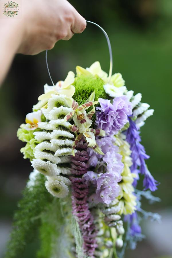 Modern krizi csokor virágfüzérekkel (krizi, delphinium, orchidea, levendula lila, krém)