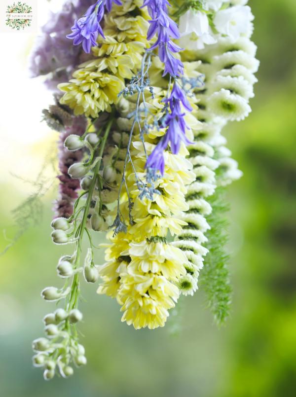 Modern krizi csokor virágfüzérekkel (krizi, delphinium, orchidea, levendula lila, krém)