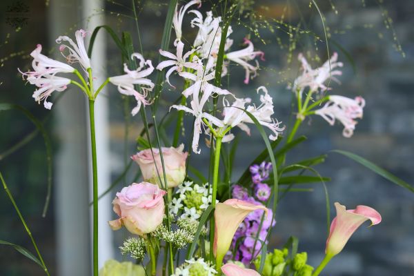 Moderne, luftige Hochzeit, Event Tischdekoration, Basis mit Röhrchen (lila, grün, Calla, Rose, Nerine, Rittersporn, Lisianthus)