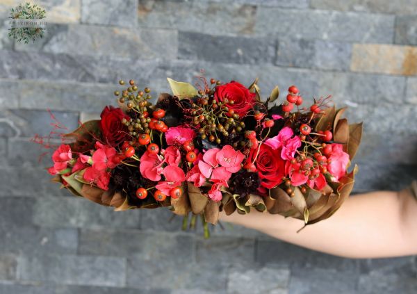 Modern legyező alakú menyasszonyi csokor izzó őszi színekben (scabiosa, rózsa, szimpla szirmű szegfű, bogyók, magnólia )