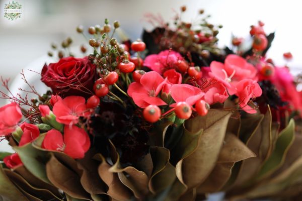 Modern legyező alakú menyasszonyi csokor izzó őszi színekben (scabiosa, rózsa, szimpla szirmű szegfű, bogyók, magnólia )