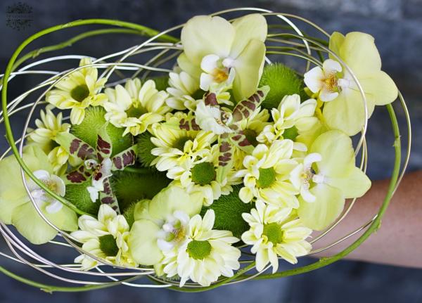 Moderner Brautlook mit Orchideen in Vanillefarben
