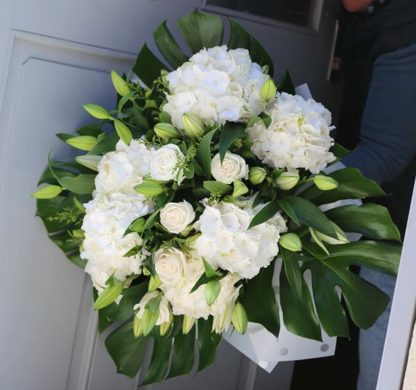 Großer runder Strauß mit Hortensien, Lilien und Rosen