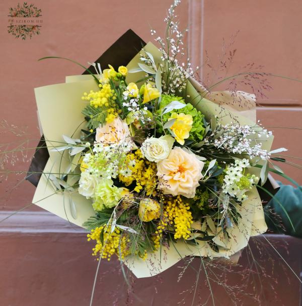Großer luftiger Strauß mit Mimosen, Tulpen, Rosen, Orchidee (31 Stiele)