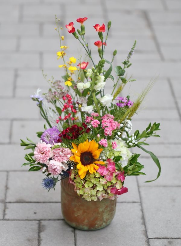 bunter Sommerstrauß im handgefertigten Blumentopf