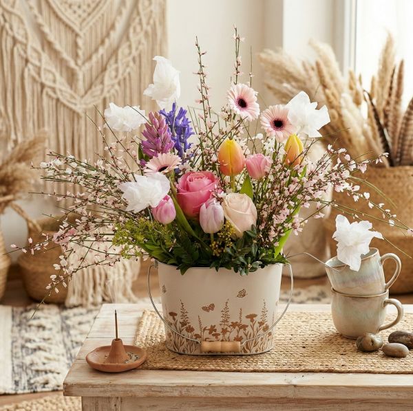 Tavaszi illatos virágtál tulipánokkal, rózsákkal, jácinttal (16 szál) - original product photo with AI background