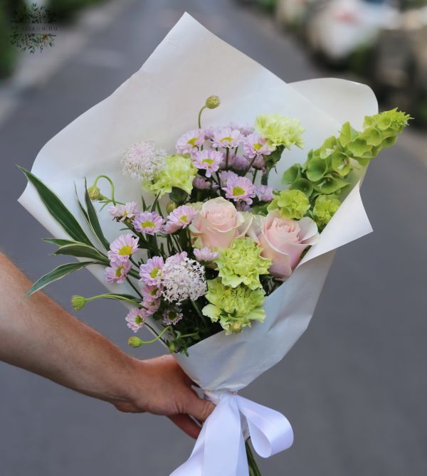 Sommerlicher grün-rosa Strauß mit Nelken, Santini, Rosen und kleinen Blüten (12 Stiele)
