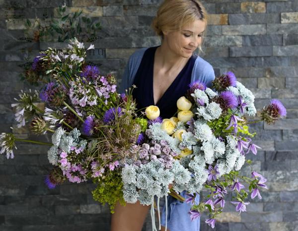 Große Blumenstrauß in Grau-, Violett- und Grüntönen mit Artischocken.