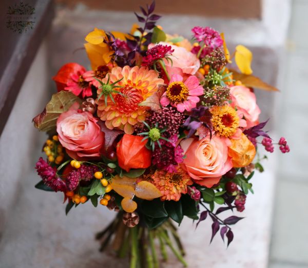 Őszi menyasszonyi csokor dáliával (rózsa, dália, zinnia, scabiosa, skimmia, narancs, bordó)