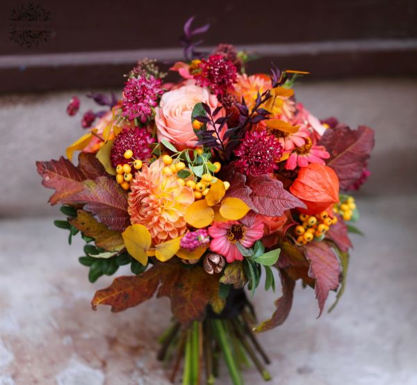 Őszi menyasszonyi csokor dáliával (rózsa, dália, zinnia, scabiosa, skimmia, narancs, bordó)