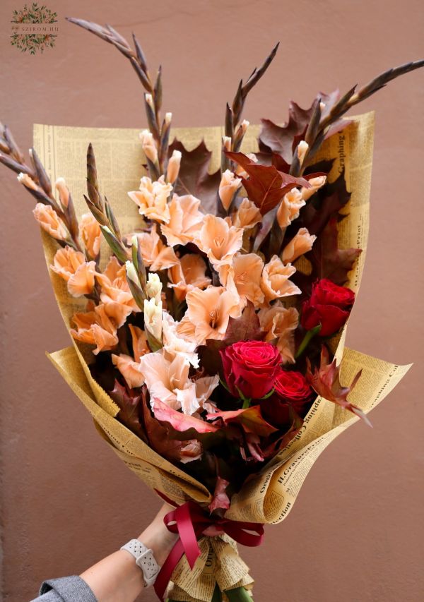 Herbstlicher Strauß roter Rosen mit Mokka-Gladiolen