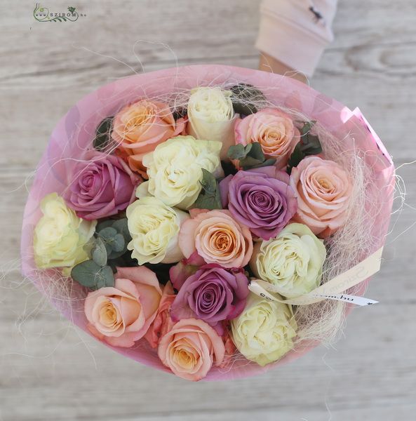 pasztell rózsaszín, lila, fehér rózsák szizállal (15 szál)