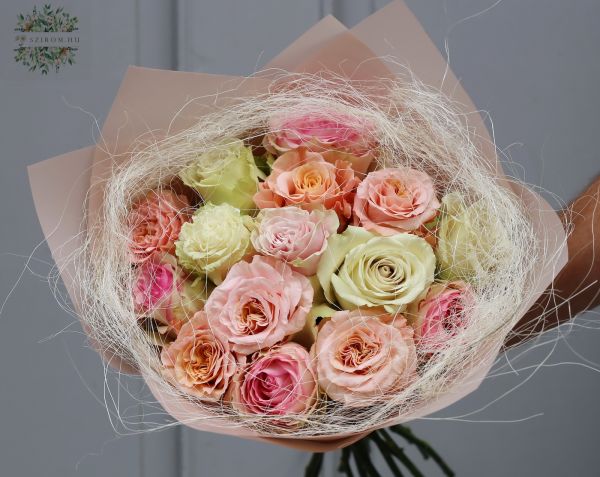 15 pastelfarbige Rosen in einem Strauss