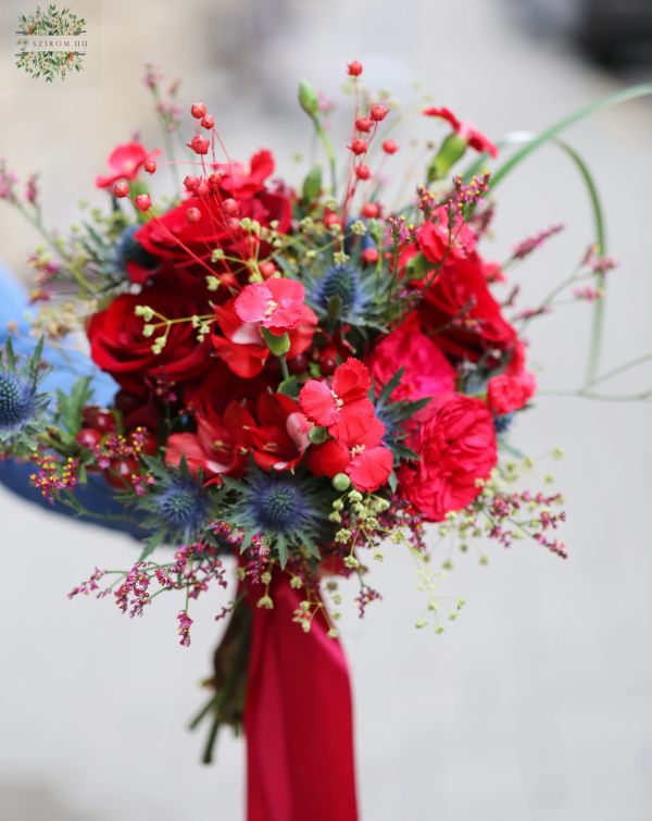 Rot-blauer Feldblumen-Brautstrauß aus englischen Rosen (Rose, Englische Rose, Solomio-Nelke, Eryngium, Johanniskraut, winter)