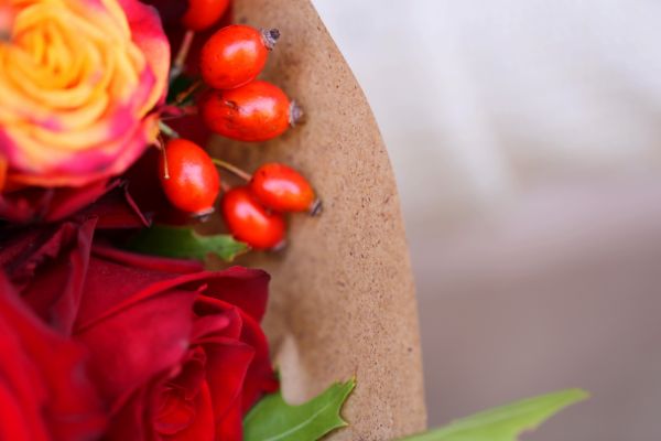 Romantischer Herbstrosenstrauß mit Hagebutten (24 Stiele)