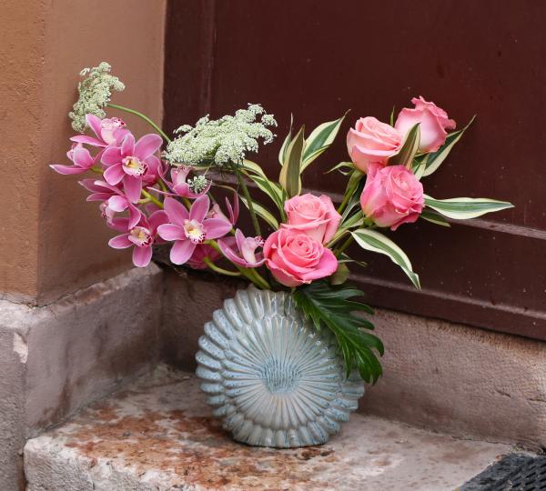 Rózsaszín csokor mini orchideálval és rózsával vázában