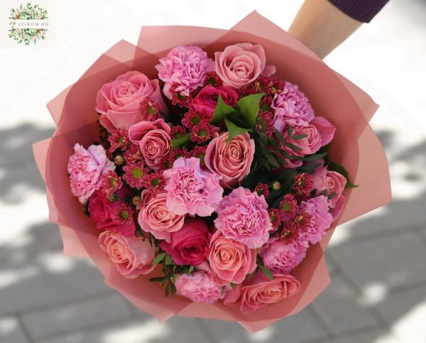 rosa und pinkfarbener Blumenstrauß mit Rosen, Nelken und Santini-Lilien