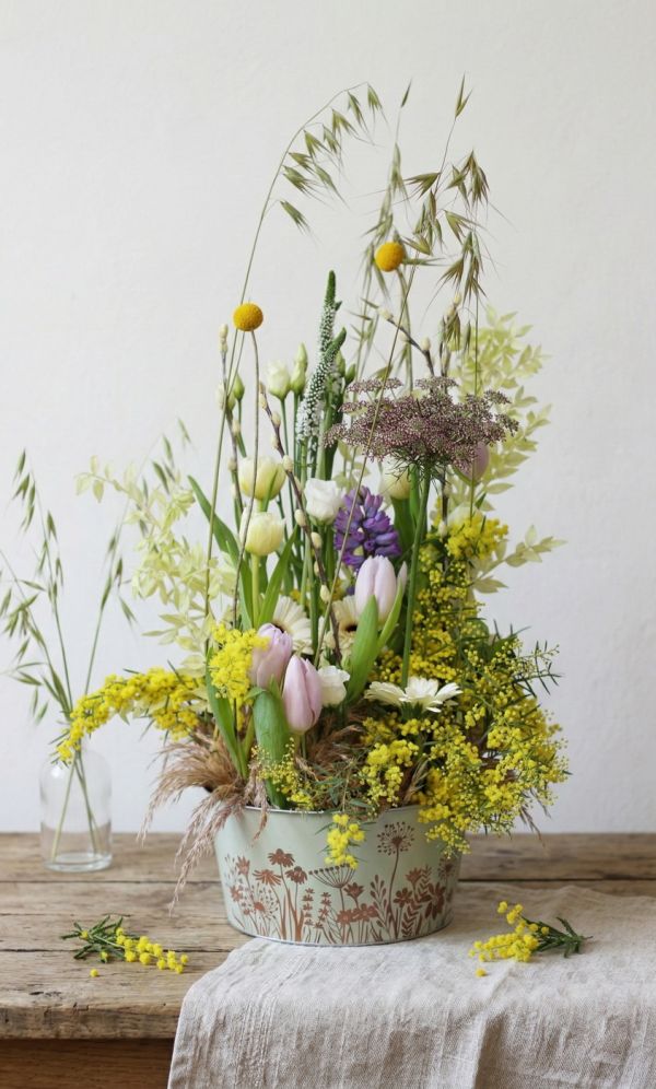 Rusztikus mezei mimózás virágtál tavaszi virágokkal, tulipánnal (22 szál) - original product photo with AI background