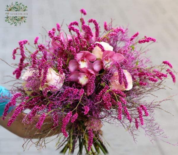Saisonale dunkelrosa Periscaria-Wolke mit Rosen und Orchideen (32 Stiele)