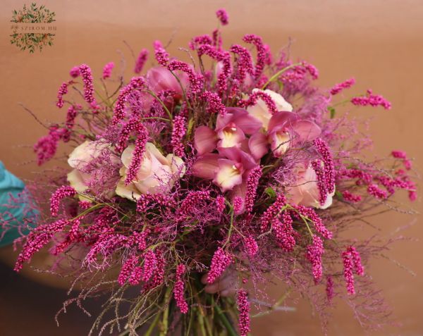 Saisonale dunkelrosa Periscaria-Wolke mit Rosen und Orchideen (32 Stiele)