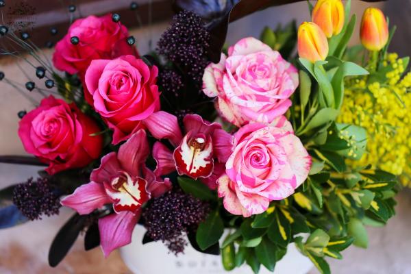 Színátmenetes virágtál orchideával, rózsával,  tulipánnal (12 szál)