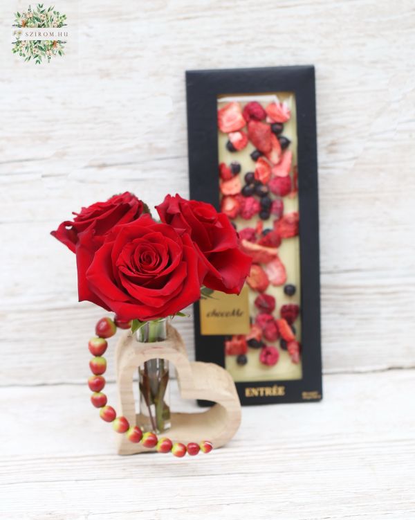 Herzförmige Holzvase mit roten Rosen, Beeren, Choco Me Schokolade