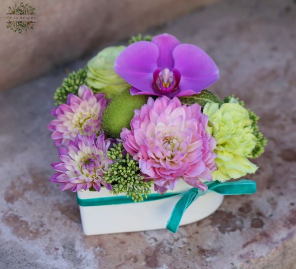 Szív alakú virágtál orchideával, dáliával, rózsával