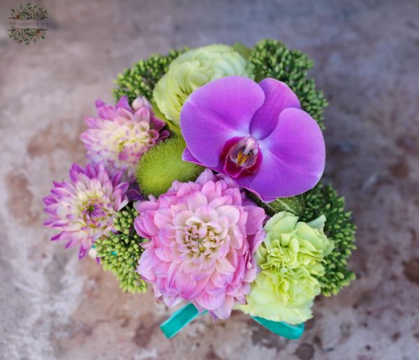 Szív alakú virágtál orchideával, dáliával, rózsával
